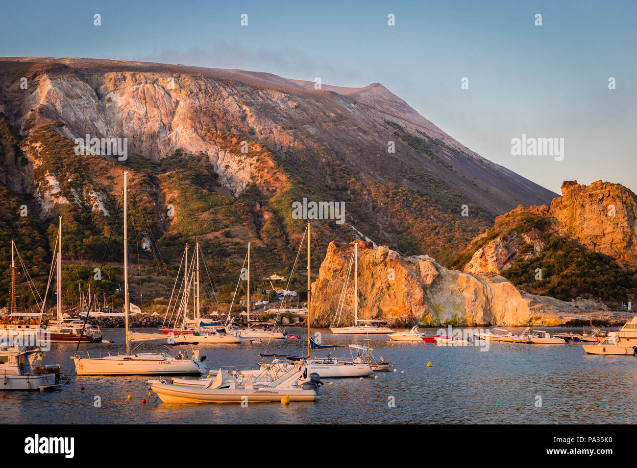 La marina di Vulcano a sunrise con le pendici del vulcano, Isole Eolie, in Sicilia. Foto Stock