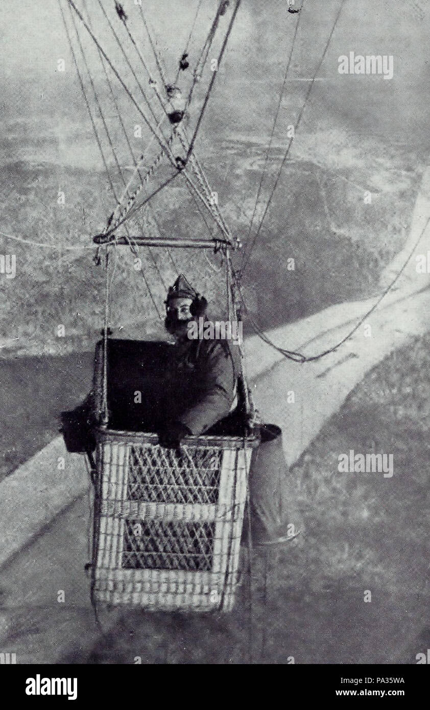. Inglese: francese osservatore a bordo di palloncino di osservazione. Descrizione Originale: pelliccia-MUFFLERED e coperta da un guanto, un francese AËRONAUT PREPARATO PER UN LUNGO PERIODO DI PERMANENZA IN ARIA per osservare il nemico che operazioni Questa fotografia è stata realizzata a partire da un nuovo tipo di palloncino di osservazione che porta due cestelli. Il secondo cestello, in grado di accogliere il fotografo, pende molto vicino a quello mostrato nell'immagine. Tra il 1914 e il 1918 102 osservatore antenna in gondola a palloncino, 1918 Foto Stock
