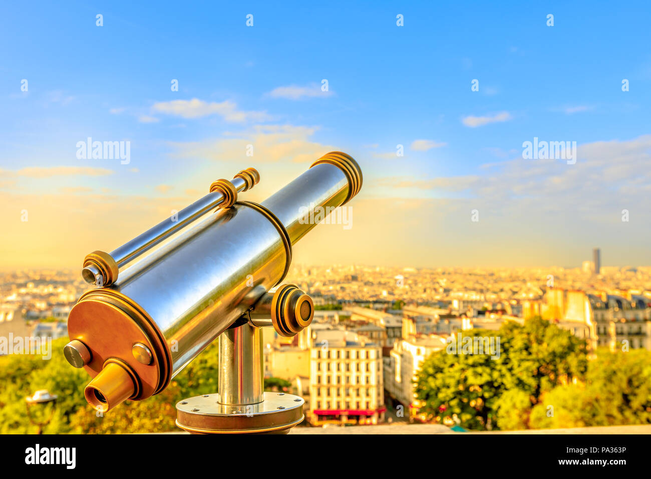 Primo piano della ricerca binocolo con vista sopra la città urban skyline di Parigi alla luce del tramonto dalla terrazza della Cattedrale Sacre Coeur, il punto più alto della città di Parigi e Montmartre, Francia. Copia dello spazio. Foto Stock