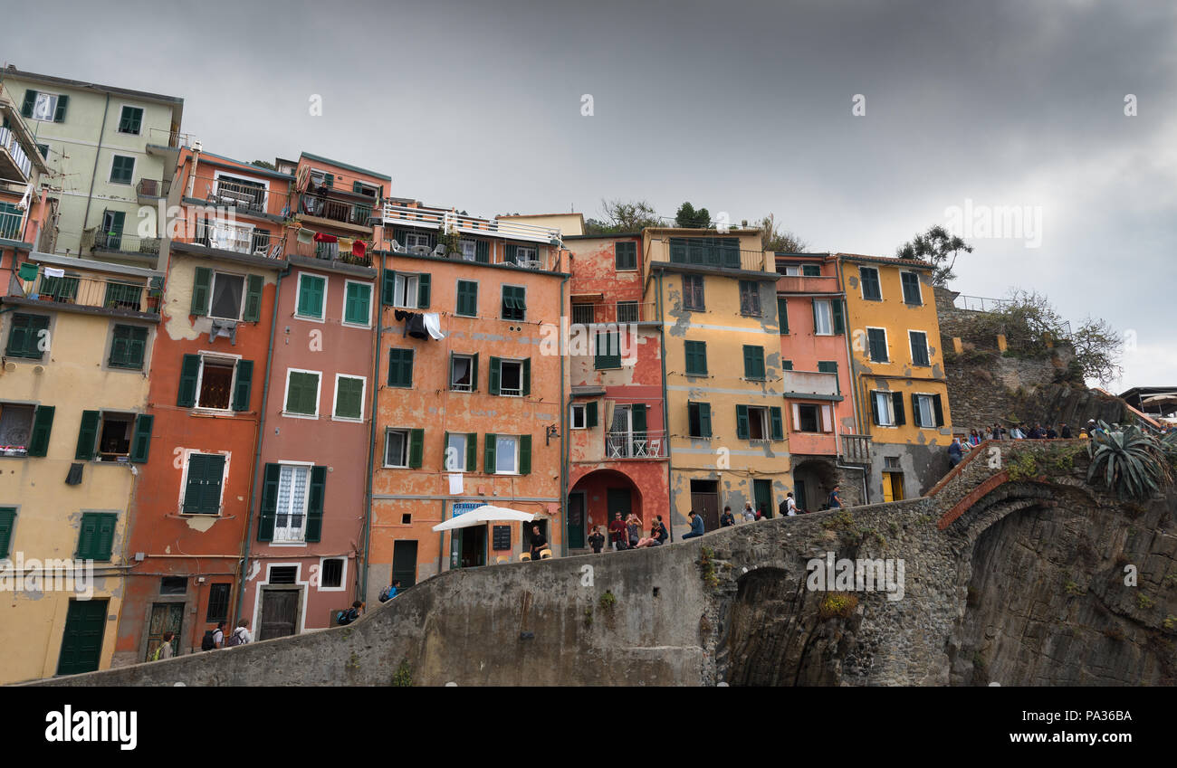 Suggestivo e romantico borgo di Manarola con case colorate e gente che camminava nelle strade strette a Cinque Terre in Italia Foto Stock