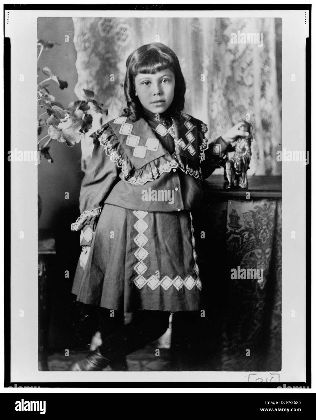 103 African American Girl, ritratto a figura intera, in piedi accanto al tavolo, rivolto verso la parte anteriore LCCN99472210 Foto Stock