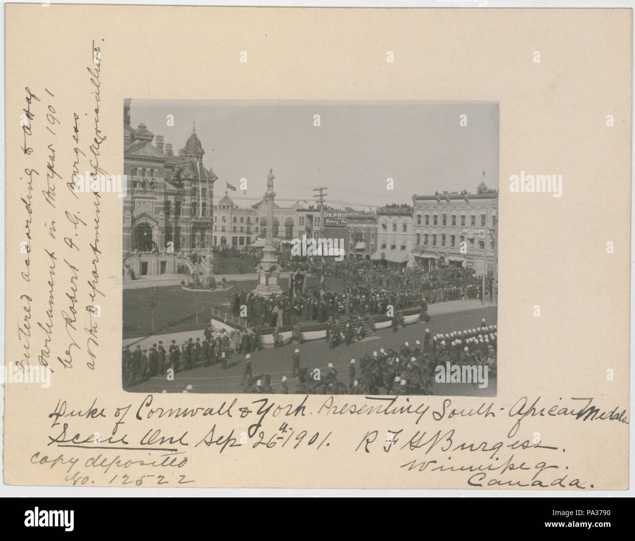 594 Duca di York presentando South African medaglie (HS85-10-12522) originale Foto Stock