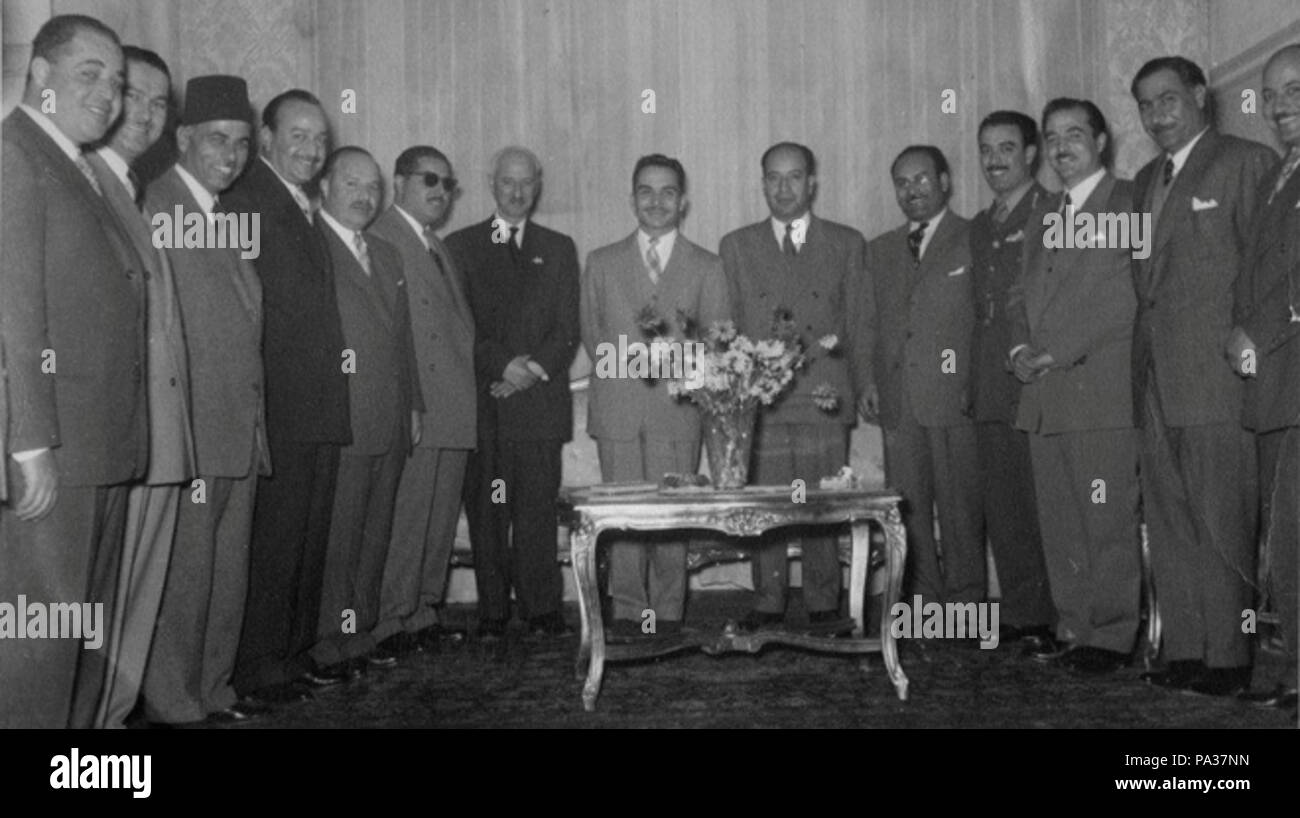 141 Jordanian figure celebrando annullamento del trattato Anglo-Jordanian, 1956 Foto Stock