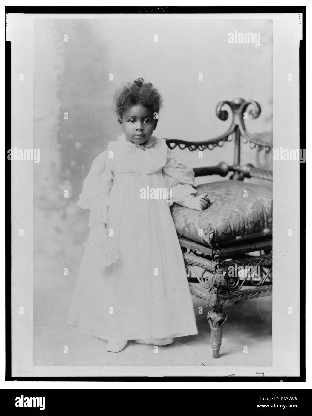 103 African American Girl, ritratto a figura intera, in piedi accanto alla sedia, rivolto verso la parte anteriore LCCN99472201 Foto Stock