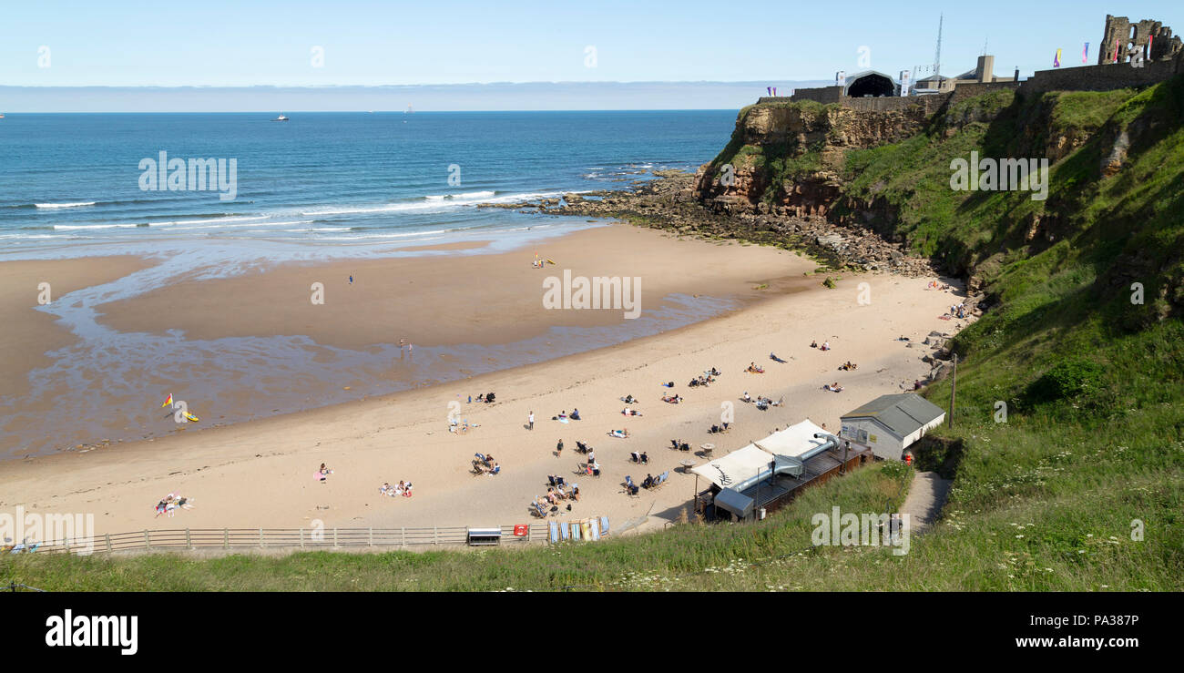 King Edward's Bay a Tynemouth in Inghilterra. Priorato di Tynemouth e Castello occupa la terra al di sopra della scogliera. Foto Stock