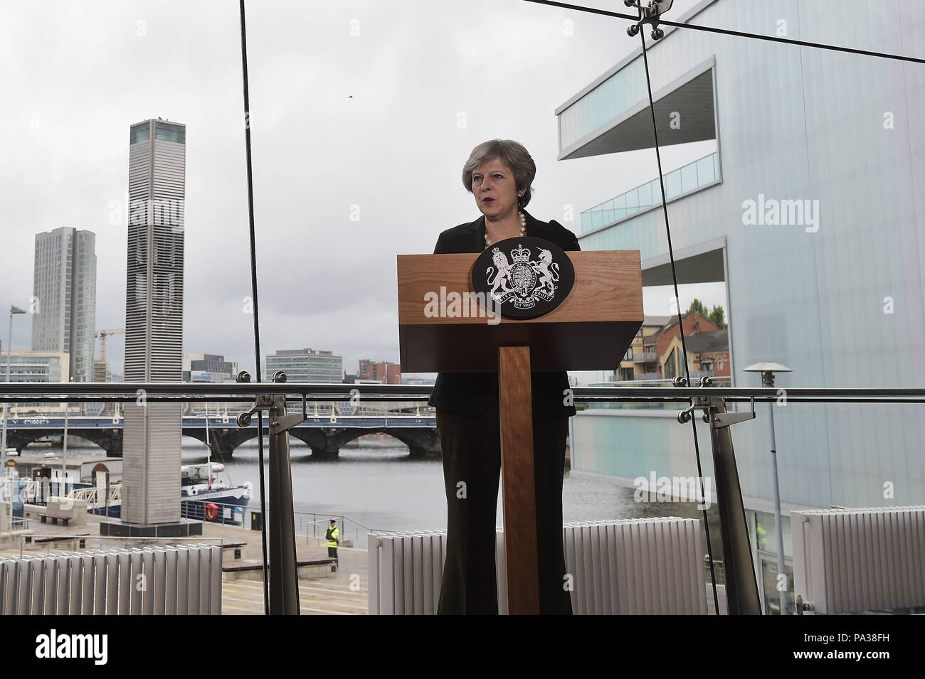 Il primo Ministro Theresa May durante il suo discorso alla Waterfront Hall di Belfast, dove ha esortato l’Unione europea ad evolvere la propria posizione sulla Brexit e non a ricadere su idee impraticabili. Foto Stock