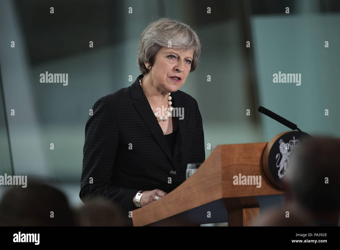 Il primo ministro Theresa Maggio durante il suo intervento al Waterfront Hall di Belfast dove ha esortato l'Unione europea a "evolvere" la sua posizione su Brexit e non ricada su "impraticabile" di idee. Foto Stock