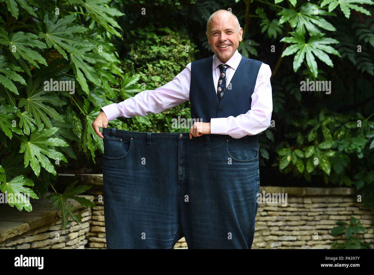 Dave Lancaster, 45, che ha perso il 20°, durante una telefonata per lo Slimming Worlds Man of the Year 2018 al Ritz Hotel di Londra. Foto Stock