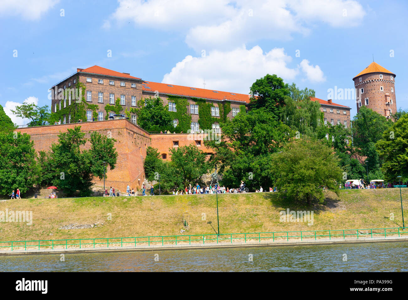 Il castello di Wawel visto dal fiume Vistola, Cracovia, in Polonia, in Europa. Foto Stock