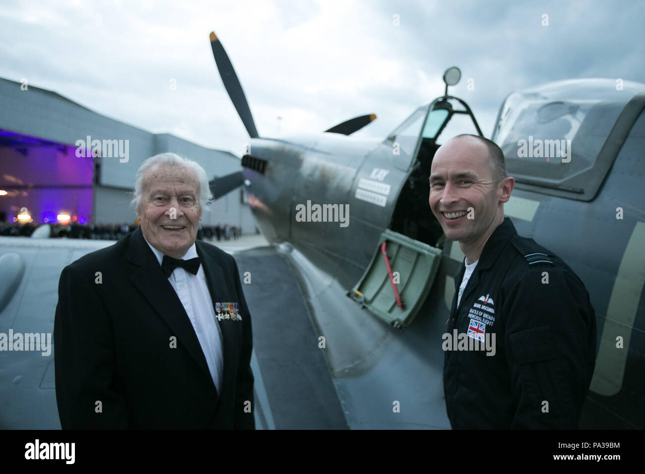 Geoffrey pilota Wellum (sinistra), un veterano della Battaglia di Bretagna, parla della Spitfire con Squadron Leader Mark Discombe a RAF Northolt durante la RAF benevolo del Fondo cena commemorativa per contrassegnare il settantacinquesimo anniversario della battaglia. ... Battaglia di Bretagna commemorazioni ... 17-09-2015 ... Ruislip ... Regno Unito ... Foto di credito dovrebbe leggere: Daniel Leal-Olivas/PA Archive. Unico Riferimento n. 24143531 ... Picture Data: giovedì 17 settembre 2015. Foto di credito dovrebbe leggere: Daniel Leal-Olivas/PA FILO Foto Stock