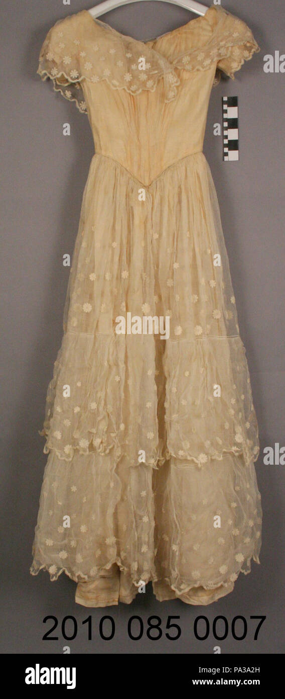 618 garza ricamata e seta abiti da sposa Foto Stock