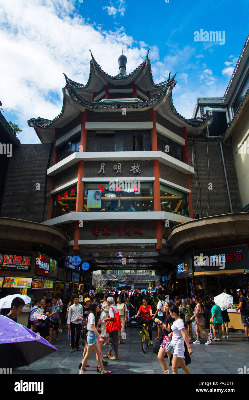 Shenzhen, Cina - 16 Luglio 2018: pagoda cinese in Dong Men strada pedonale nella vecchia città di Shenzhen area affollate di persone in una giornata di sole Foto Stock