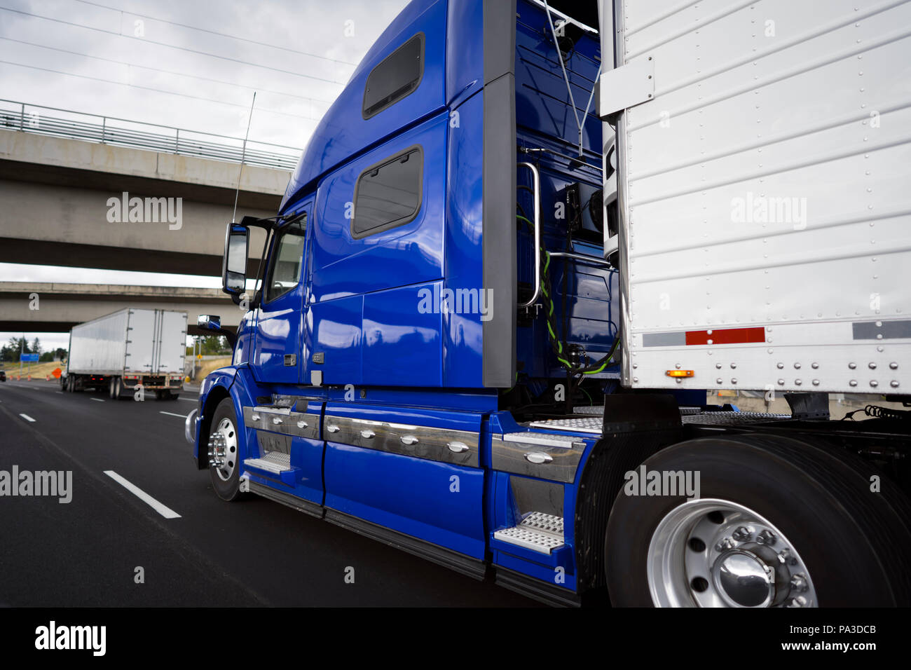 Big Rig moderno luminoso blu long haul semi carrello con frigorifero semi  rimorchio trasporto e deperibili surgelati sulla larga strada autostrada  con Foto stock - Alamy