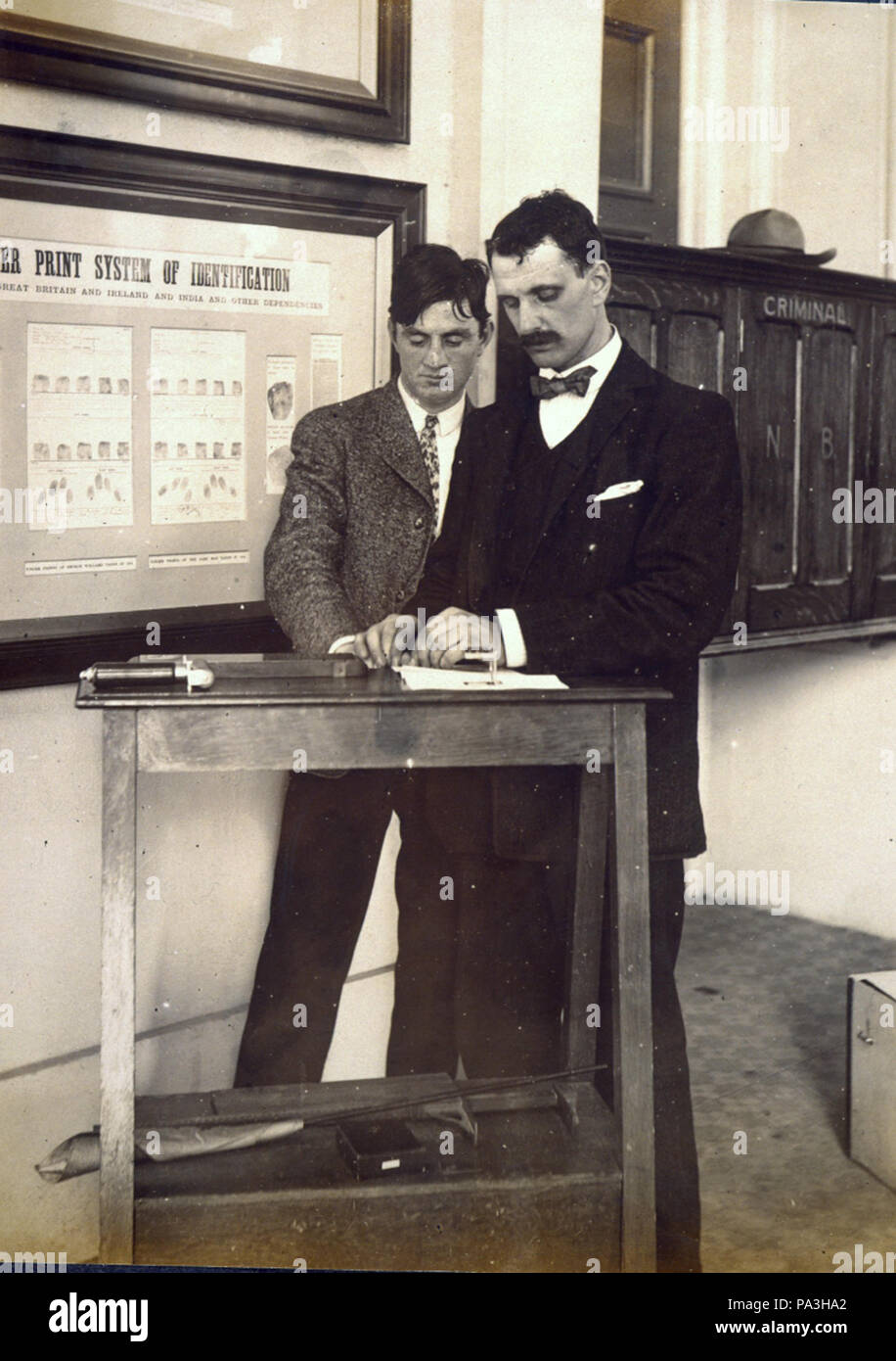 380 Dimostrazione del dito sistema di stampa presso il Dipartimento di Polizia in mostra a Palazzo di istruzione al 1904 della fiera del mondo Foto Stock