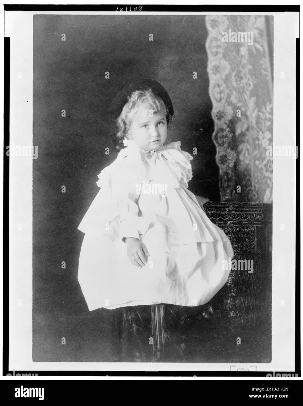 103 African American Girl, ritratto a figura intera, seduto su uno sgabello, rivolta leggermente a destra LCCN98517076 Foto Stock