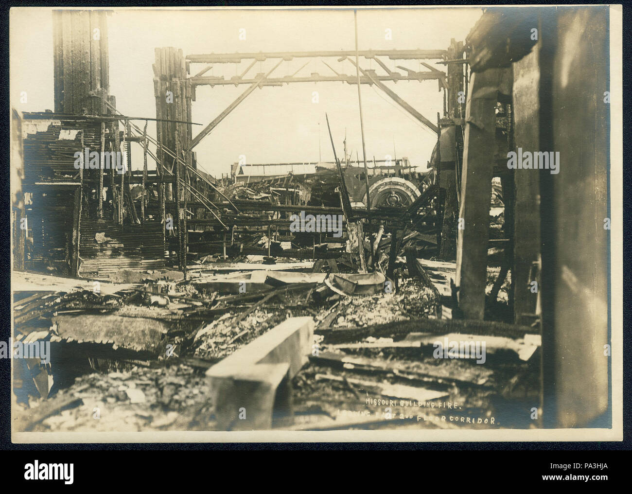 4 "Missouri costruire FIRE. Guardando ad est secondo piano corridoio." (interno del Missouri State Building al 1904 della fiera del mondo dopo un incendio) Foto Stock