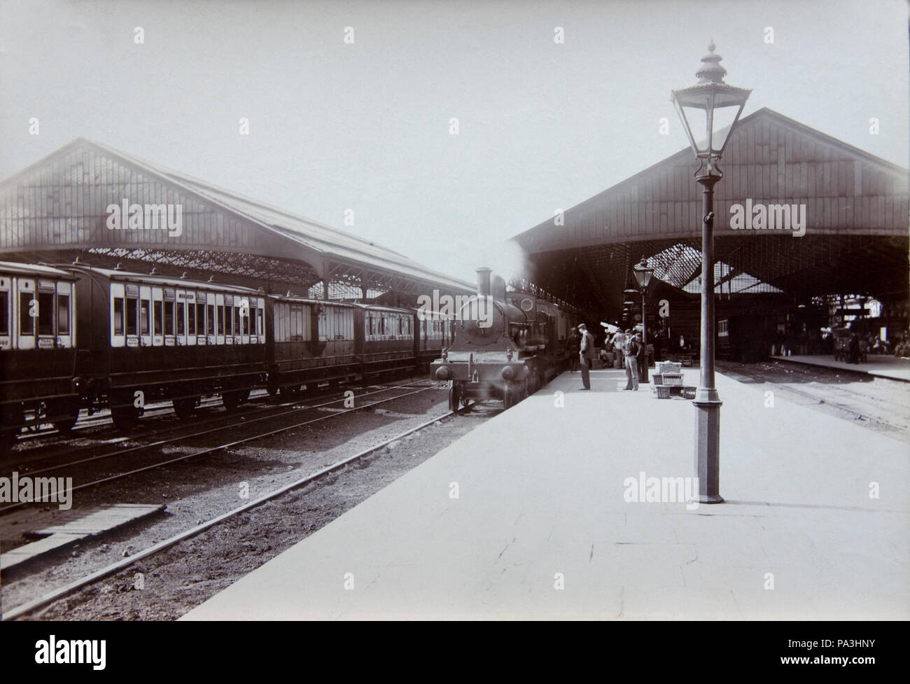 . La estremità del sud della stazione di Crewe tra 1897 e 1902. Il motore è un Giubileo LNWR classe 4-4-0). Vedere la discussione a en: talk:Progetto ferrovie UK#ex stazione LNWR? (Seconda prova) Questa foto è stata presa da una vecchia foto originale ci siamo imbattuti in pur contribuendo a cancellare la casa di un amico scomparso. Ho caricato su Flickr nella speranza che possa essere interessante per gli appassionati di vapore. Tra il 1897 e il 1902 357 Crewe station 1900 Foto Stock