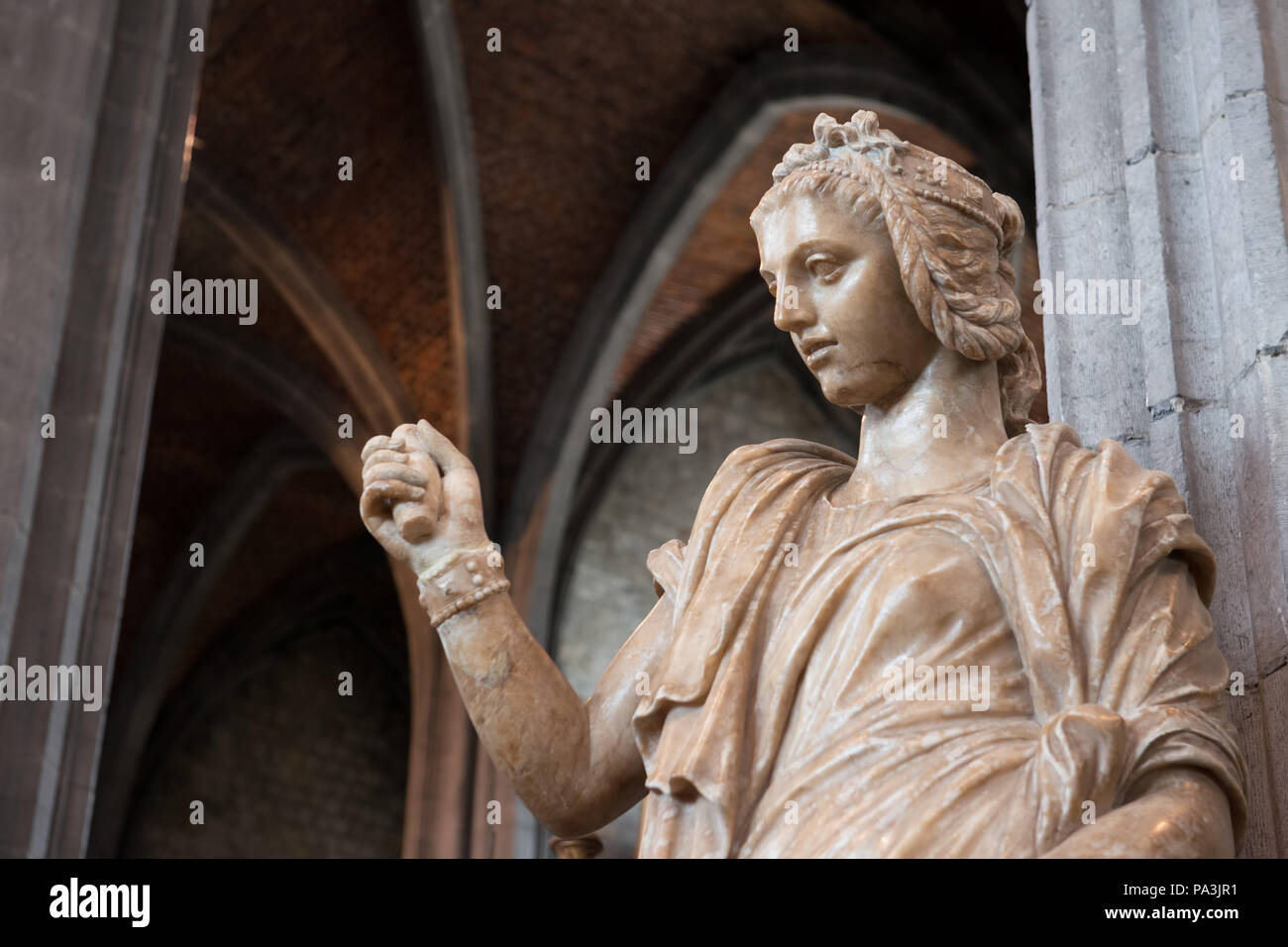 Mons, Belgio. 27 Maggio, 2018. Realista statua del santo nella Chiesa Collegiata di San Waltrude Foto Stock