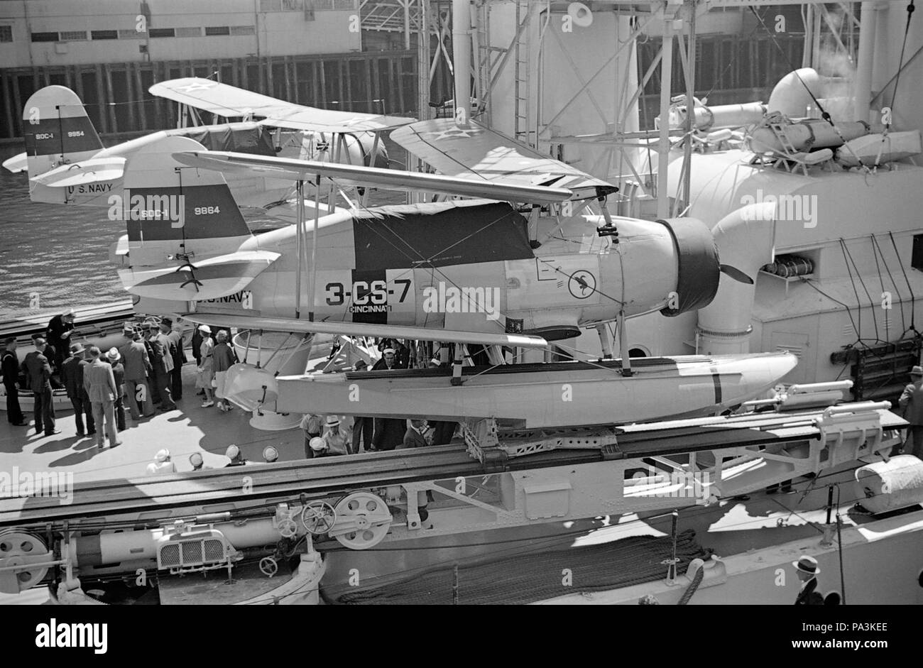 299 SOC Seagull floatplanes sulla USS Cincinnati a Vancouver 1937 Foto Stock