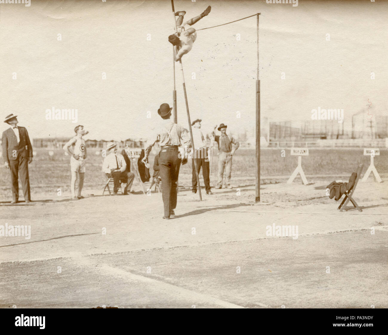 26 Olimpiadi 1904- C. E. Dvorak, Chicago Athletic Association, Pole vaulting, (ha vinto a 11'6") Foto Stock