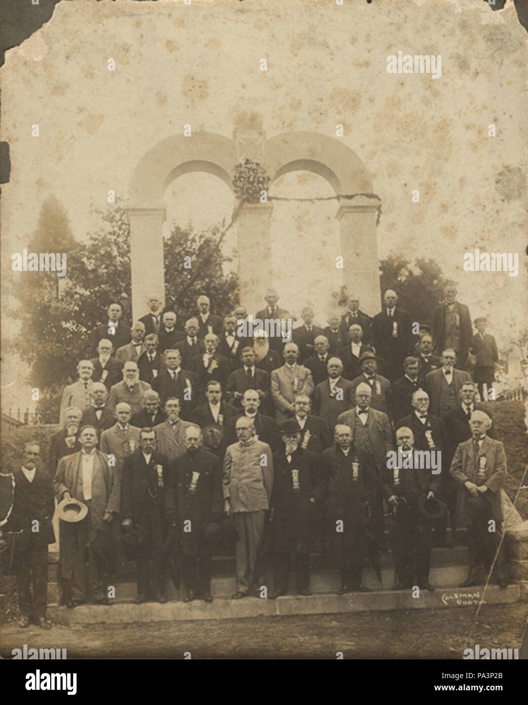 . Inglese: Membri del Regno dei veterani Confederati Camp Lomax davanti a un monumento nel cimitero di Oakwood a Montgomery in Alabama. circa 1890-1919 269 Camp Lomax veterani raccolta Foto Stock