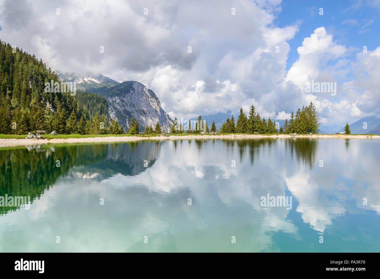 Ehrwalder Almsee - bellissimo lago di montagna nelle Alpi, Tirolo, Austria. Sky riflette in acqua pulita. Foto Stock