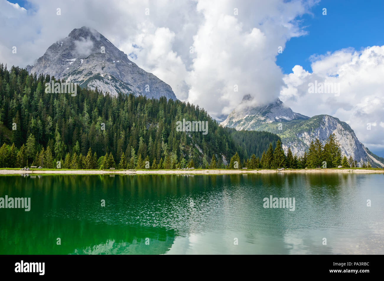 Ehrwalder Almsee - bellissimo lago di montagna nelle Alpi, Tirolo, Austria. Sky riflette in acqua pulita. Foto Stock