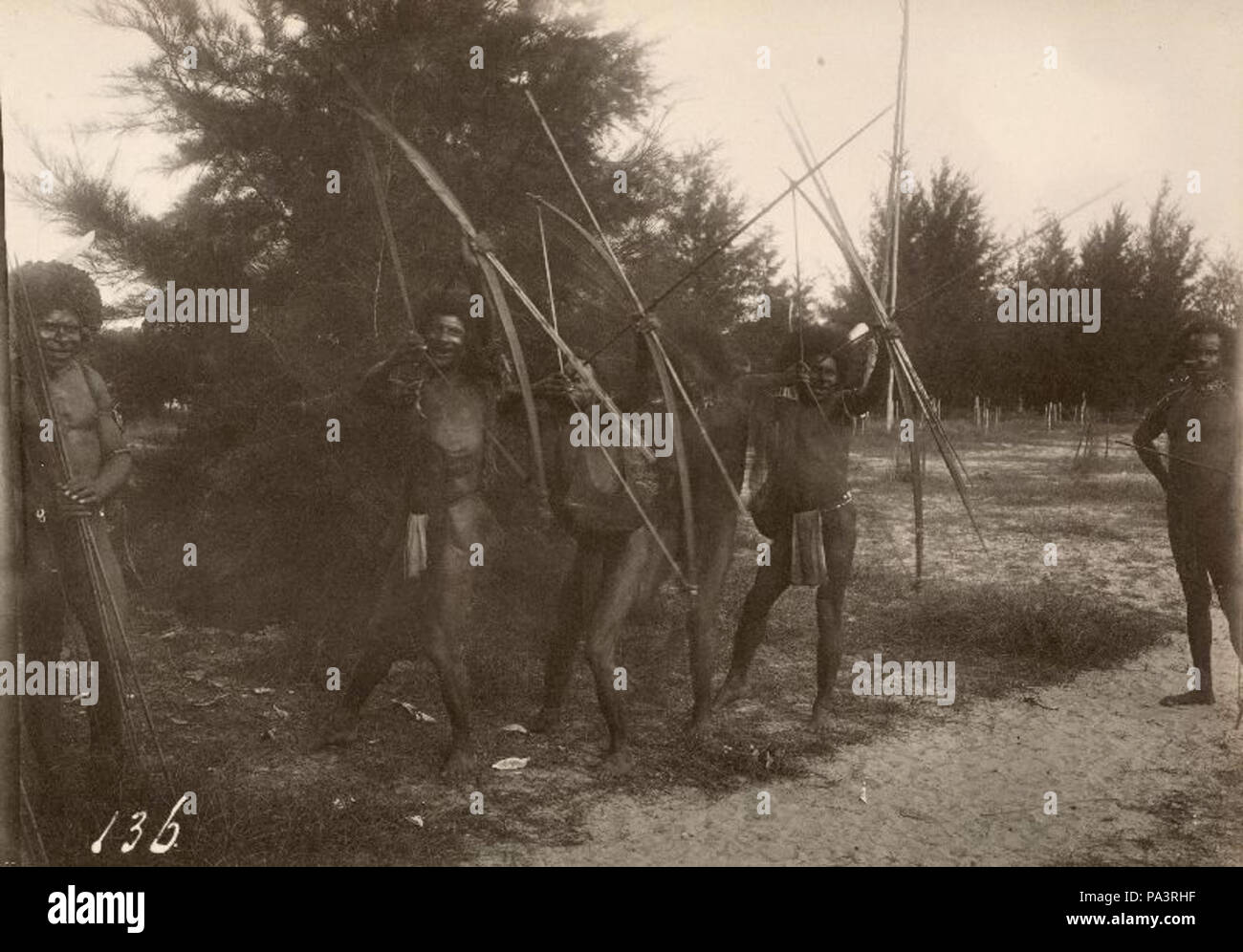191 uomini di Papua tiro con arco e frecce - Collectie stichting Nationaal Museum van Wereldculturen - TM-60011965 Foto Stock