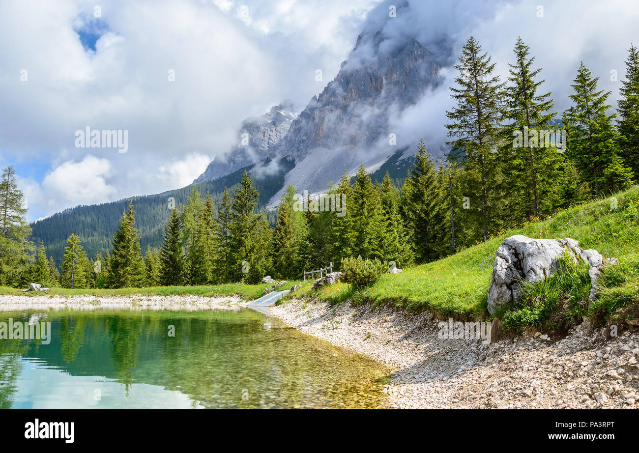 Ehrwalder Almsee - bellissimo lago di montagna nelle Alpi, Tirolo, Austria. Sky riflette in acqua pulita. Foto Stock