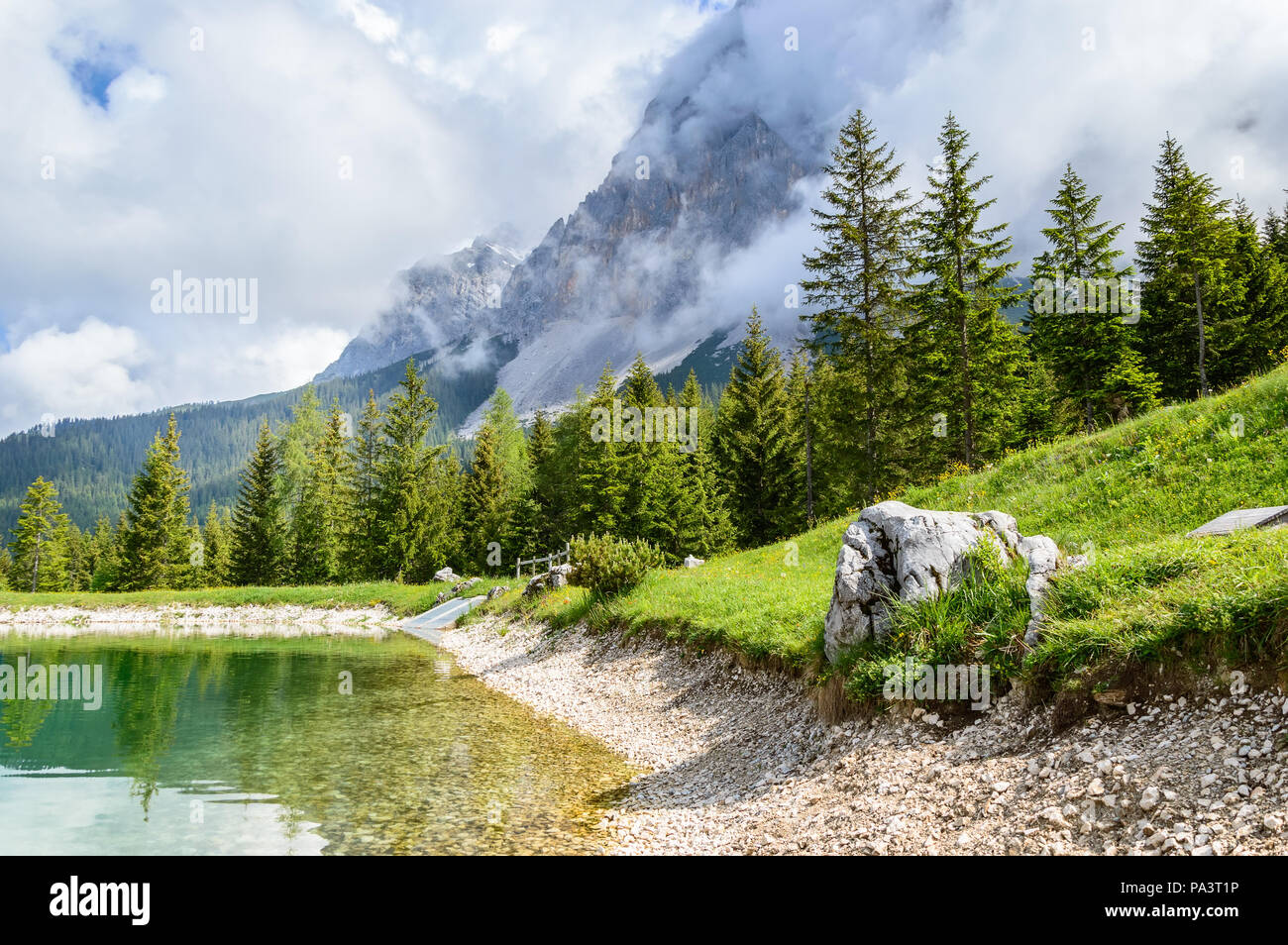 Ehrwalder Almsee - bellissimo lago di montagna nelle Alpi, Tirolo, Austria. Sky riflette in acqua pulita. Foto Stock