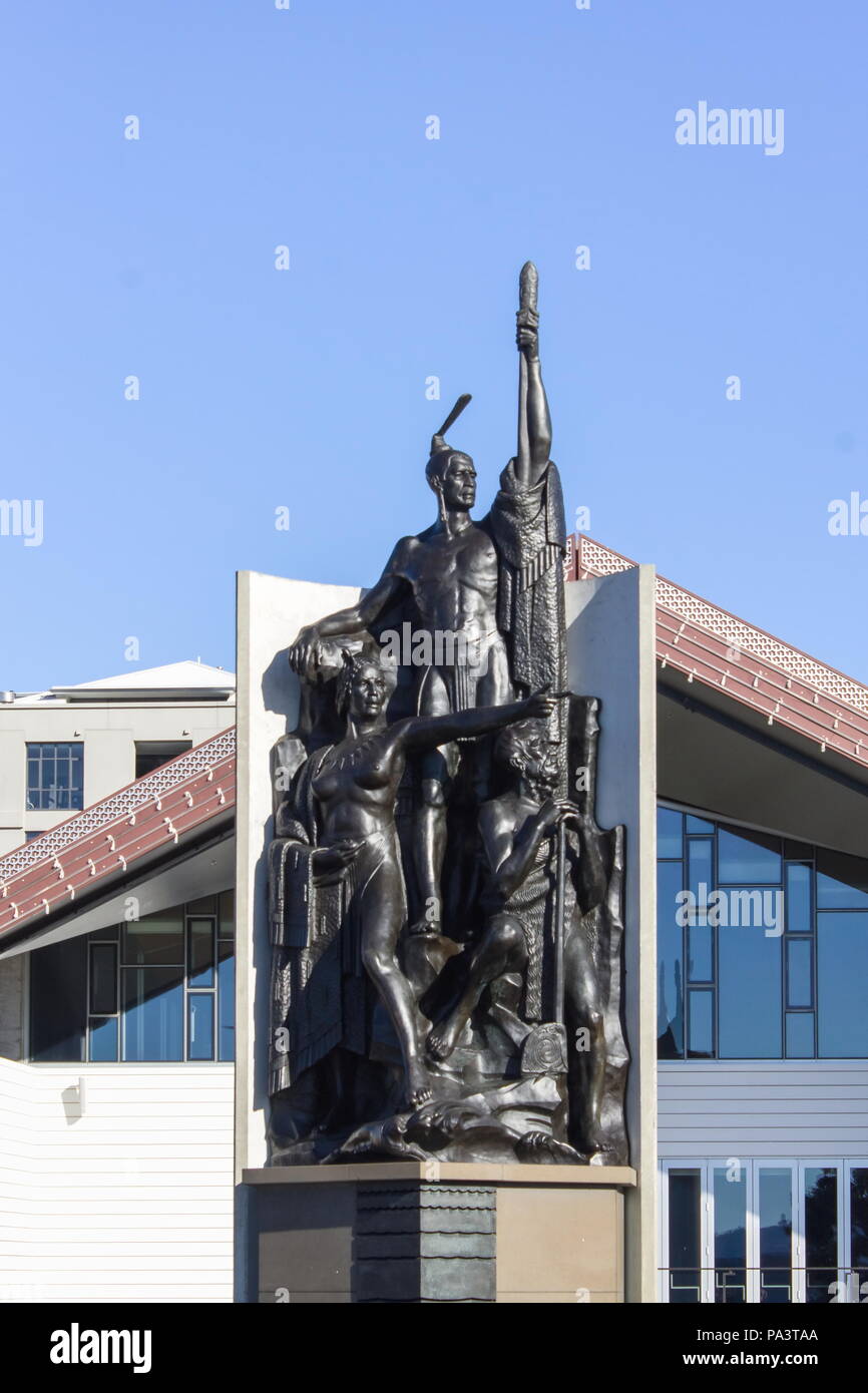 Wellington, Nuova Zelanda - 4 Giugno 2016: la statua di Kupe, sul lungomare di Wellington, mostra il leggendario esploratore con sua moglie, Hine Te Aparangi Foto Stock