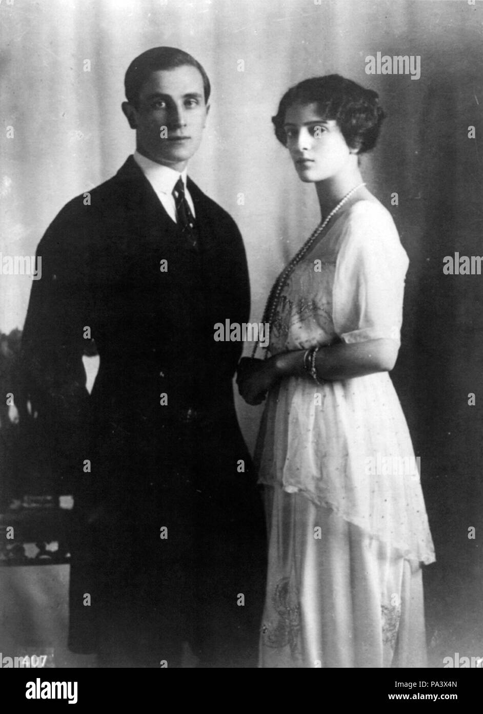 . Inglese: Felix Yusupov, uno degli assassini di Grigori Rasputin, e sua moglie principessa Irina Alexandrovna della Russia. circa 1915 642 Felix Yusupov e principessa Irina di Russia cph.3b20081 Foto Stock