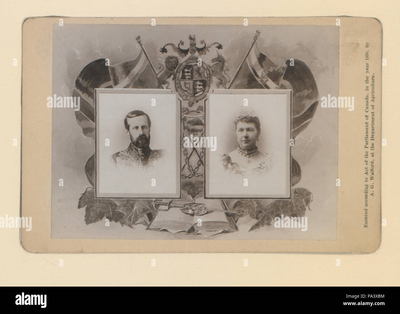 339 Combinazione fotografia di il conte e la contessa di Aberdeen, Imperial Stemma con britannici e canadesi bandiere; castoro, la bibbia con spada e bilancia della giustizia (HS85-10-10033) originale Foto Stock