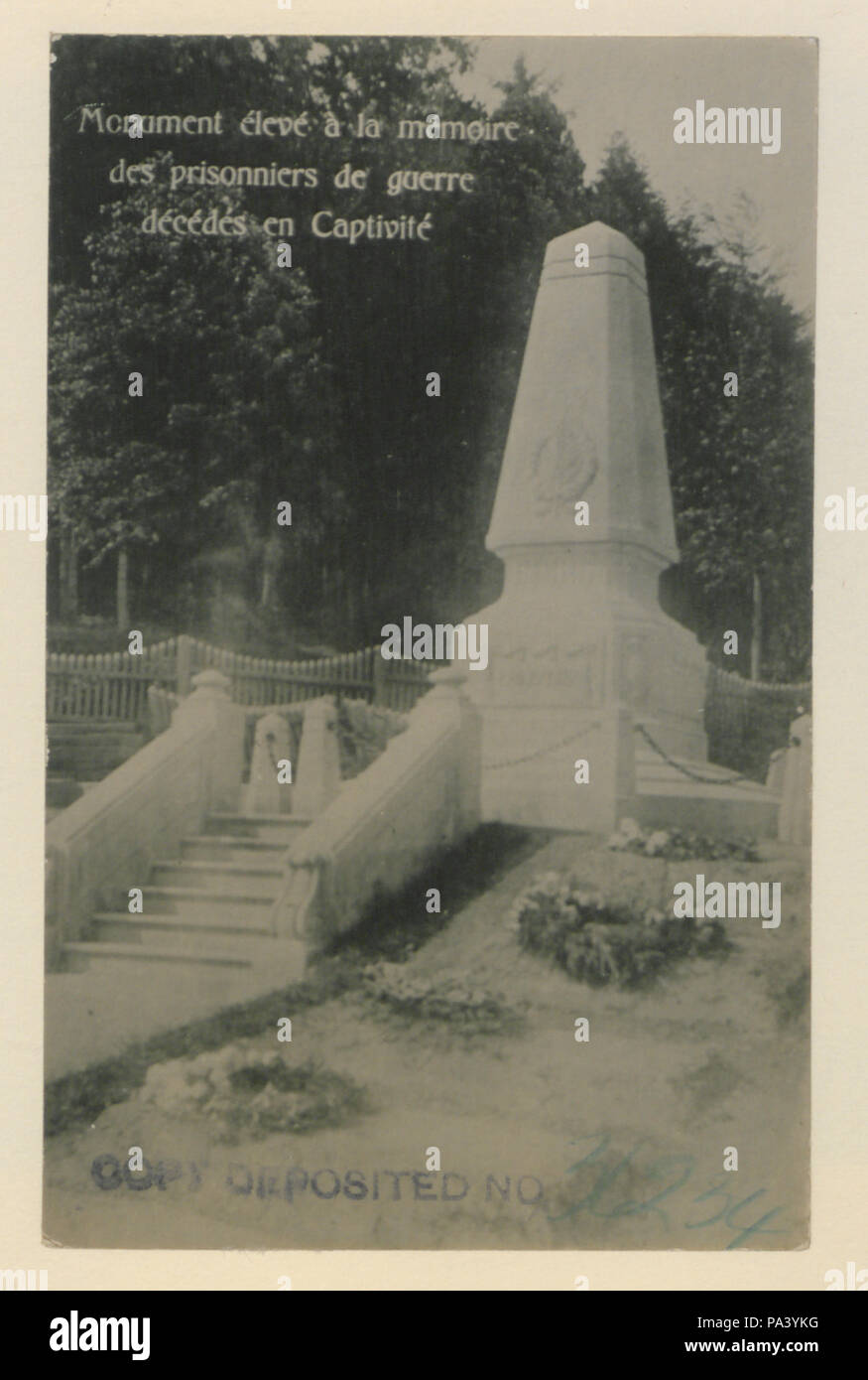 84 Un monumento eretto in memoria dei prigionieri di guerra che morì in Germania (HS85-10-36234) originale Foto Stock