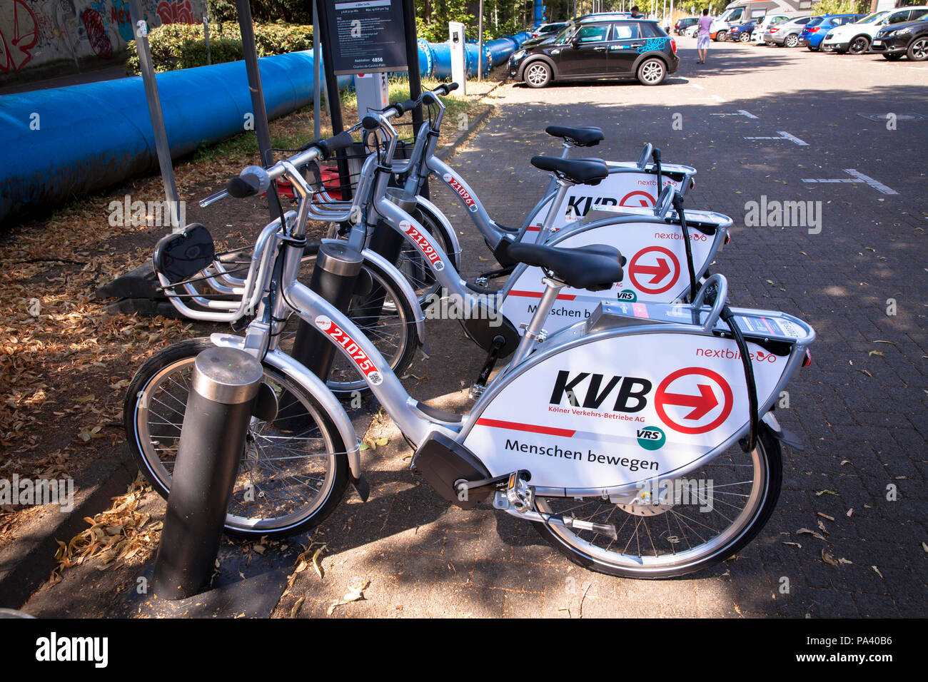 Biciclette e-bikes della società Koelner Verkehrsbetriebe KVB (Colonia azienda di trasporto pubblico) in corrispondenza di una stazione di carica dell'Mobilstation sul ch Foto Stock