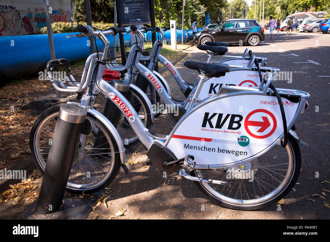 Biciclette e-bikes della società Koelner Verkehrsbetriebe KVB (Colonia azienda di trasporto pubblico) in corrispondenza di una stazione di carica dell'Mobilstation sul ch Foto Stock