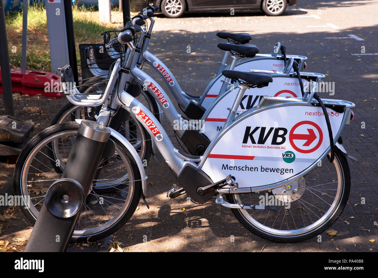 Biciclette e-bikes della società Koelner Verkehrsbetriebe KVB (Colonia azienda di trasporto pubblico) in corrispondenza di una stazione di carica dell'Mobilstation sul ch Foto Stock