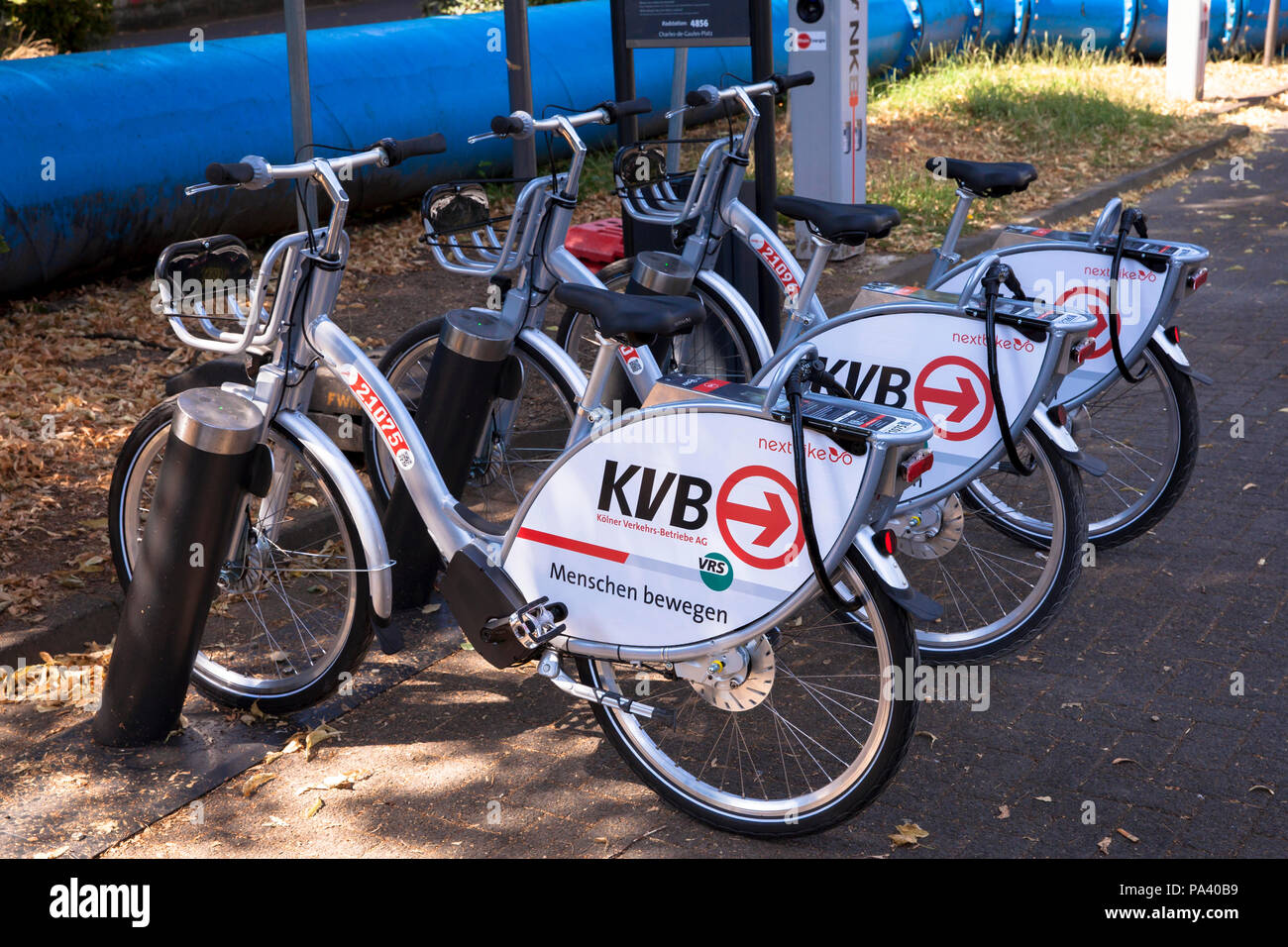 Biciclette e-bikes della società Koelner Verkehrsbetriebe KVB (Colonia azienda di trasporto pubblico) in corrispondenza di una stazione di carica dell'Mobilstation sul ch Foto Stock