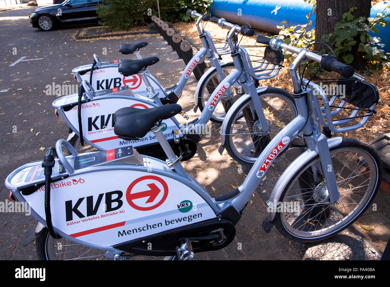 Biciclette e-bikes della società Koelner Verkehrsbetriebe KVB (Colonia azienda di trasporto pubblico) in corrispondenza di una stazione di carica dell'Mobilstation sul ch Foto Stock