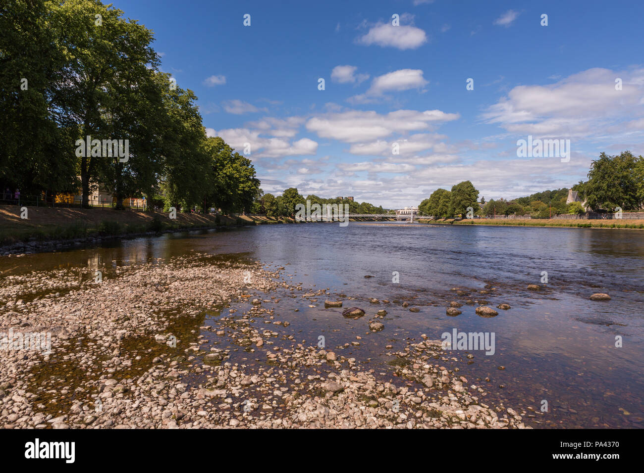 Il fiume Ness nella città di Inverness, Scotland, Regno Unito Foto Stock
