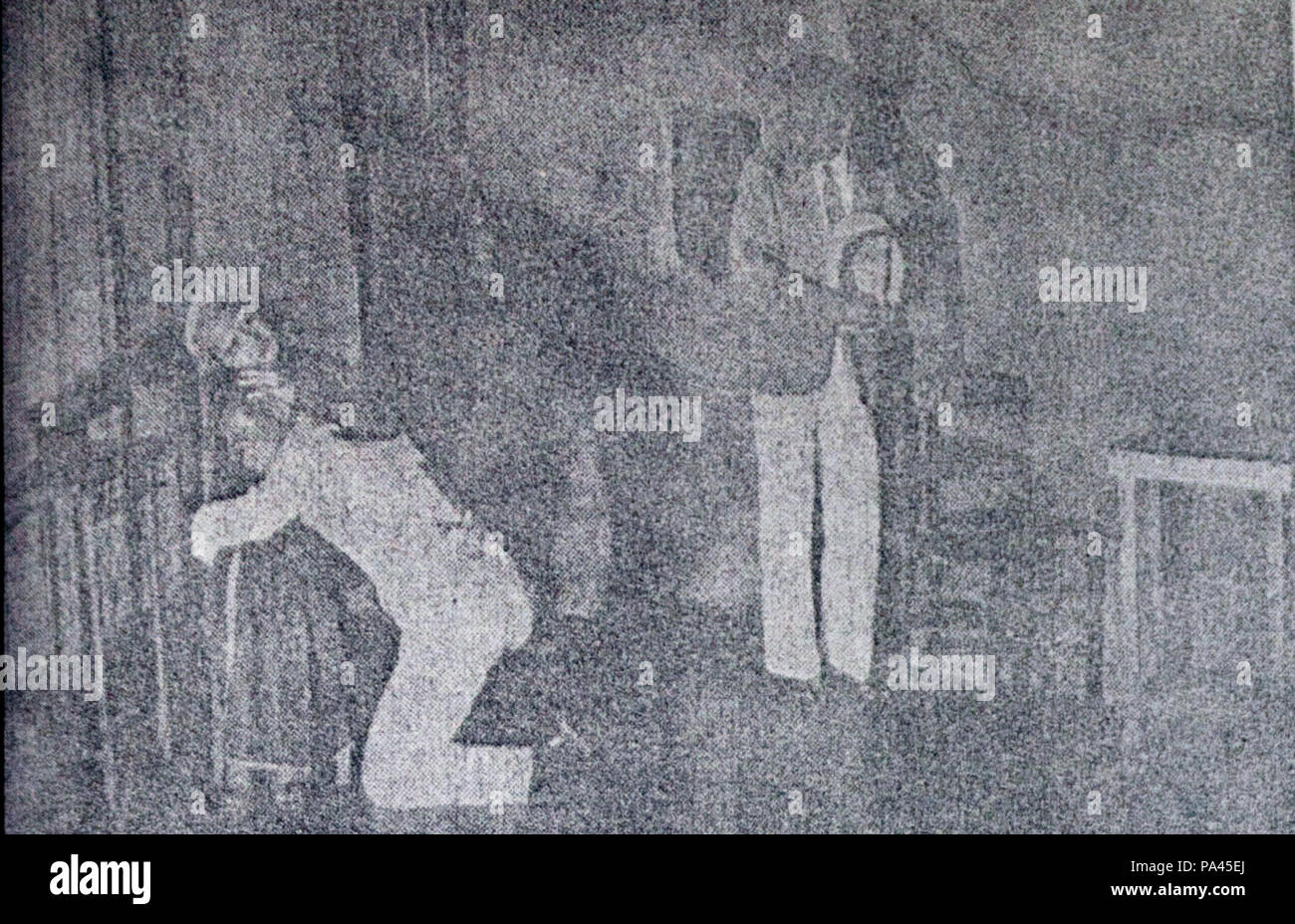 229 scena dal Dr Samsi Pertjatoeran Doenia dan Film Aug 1941 p48 Foto Stock