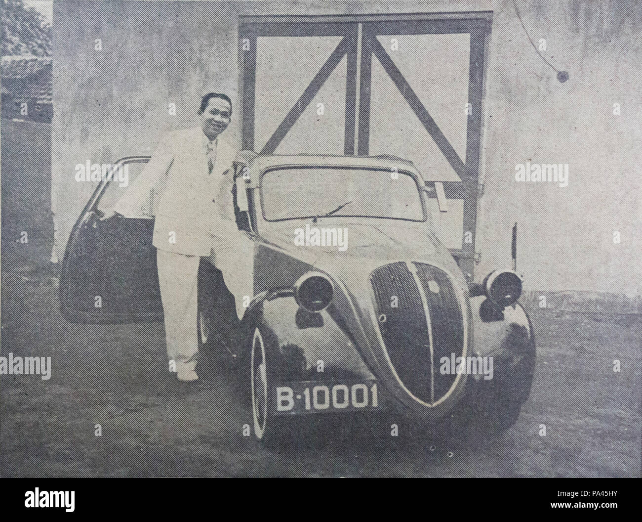 67 Djoemala e la sua vettura Pertjatoeran Doenia dan Film Feb 1942 p8 Foto Stock