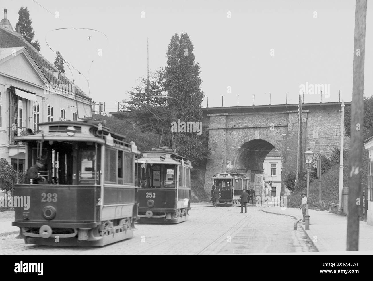 Hetzendorferstraße mit 'Mauseloch', Stazione heutige der Schnellbahn mit der Zügen tipo D, Strecke Linie 62, um 1905 113 Hetzendorfer Straße 1905 Foto Stock