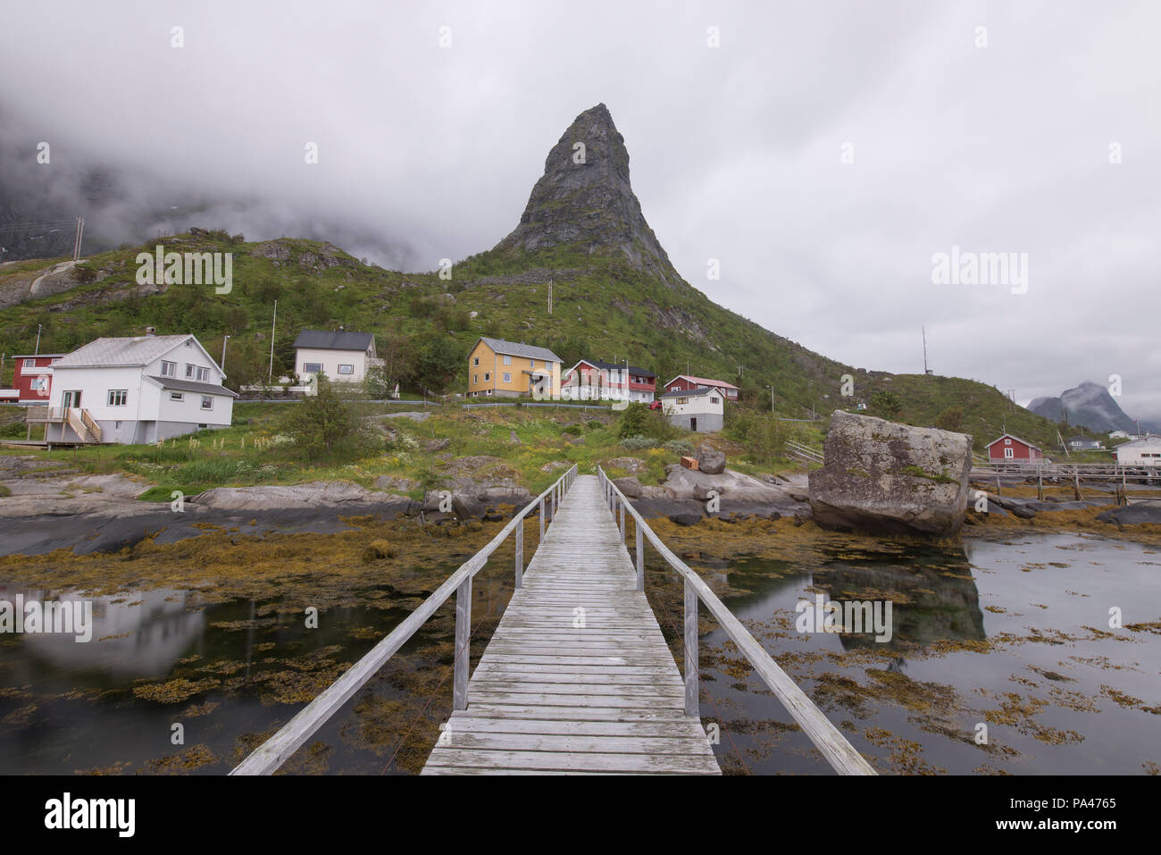 Ponte di legno nel villaggio di Reine, Isole Lofoten in Norvegia Foto Stock