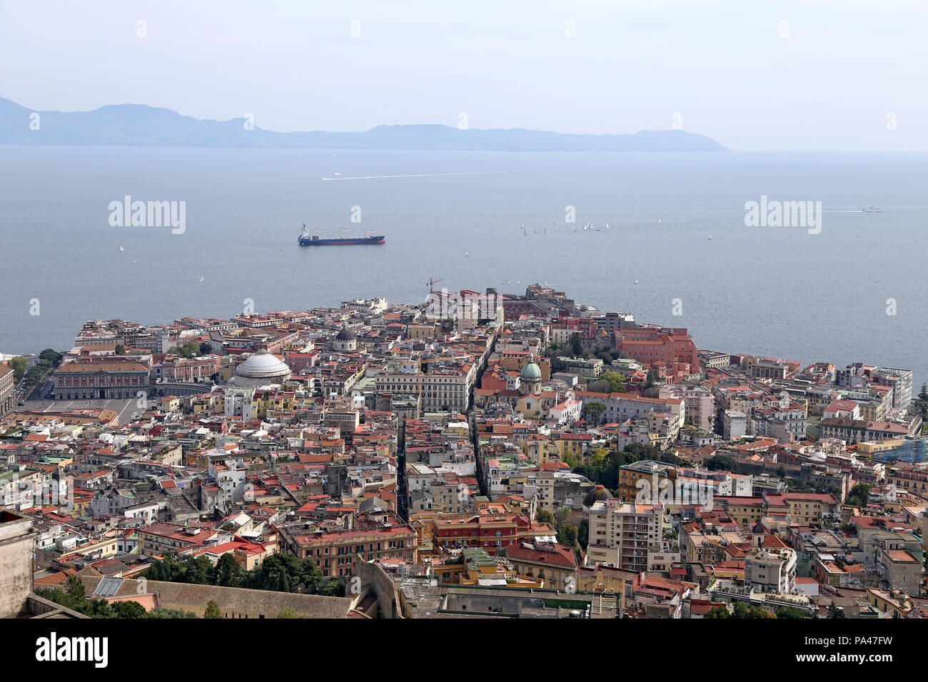 Napoli, Italia - 12 Aprile 2014: Panorama di Napoli. Napoli è la capitale della regione italiana Campania e la terza più grande città in Italia. Foto Stock