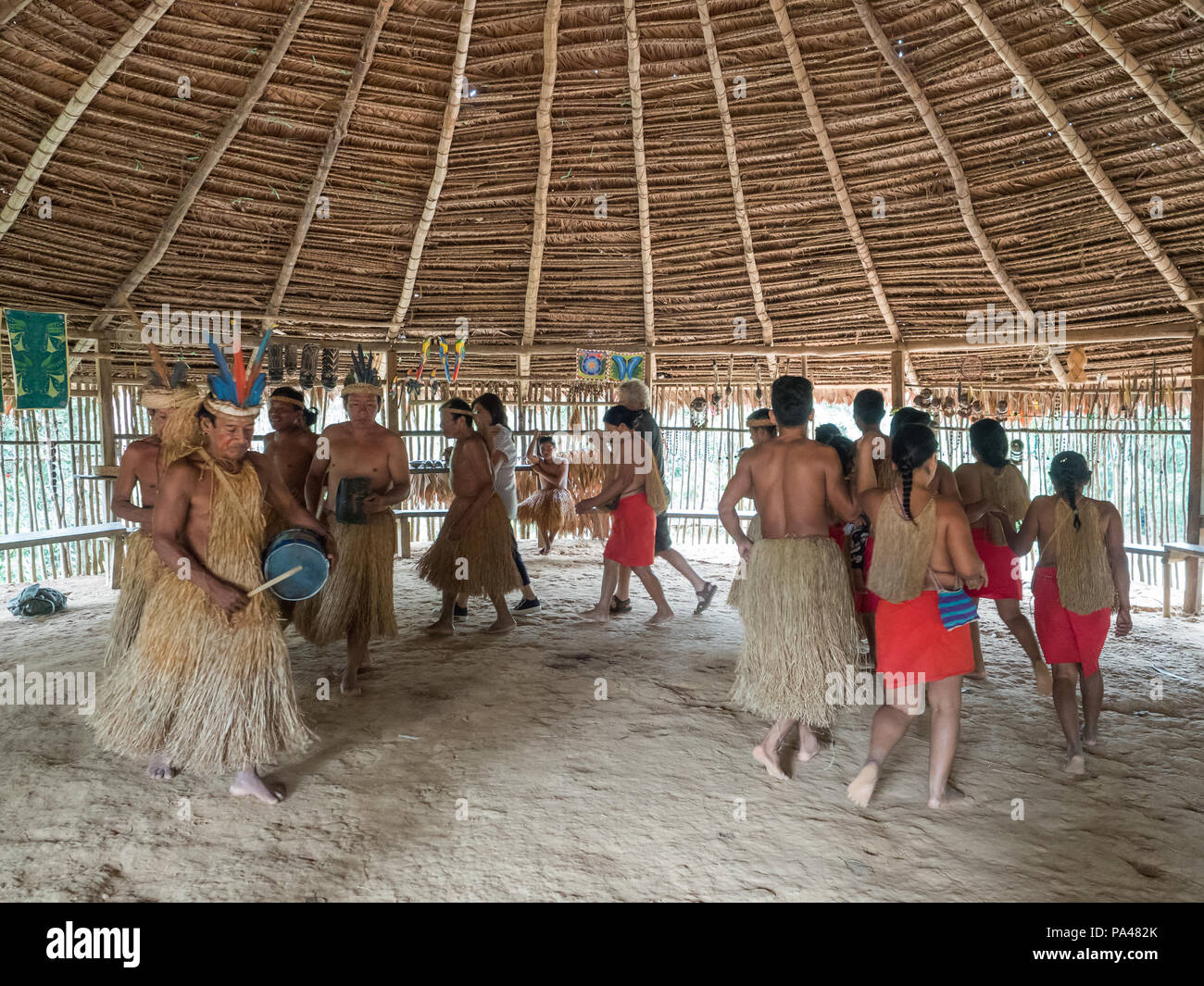 Iquitos, Perù- Mar 28, 2018: Indiani di Yagua tribù nel suo costume locale Foto Stock