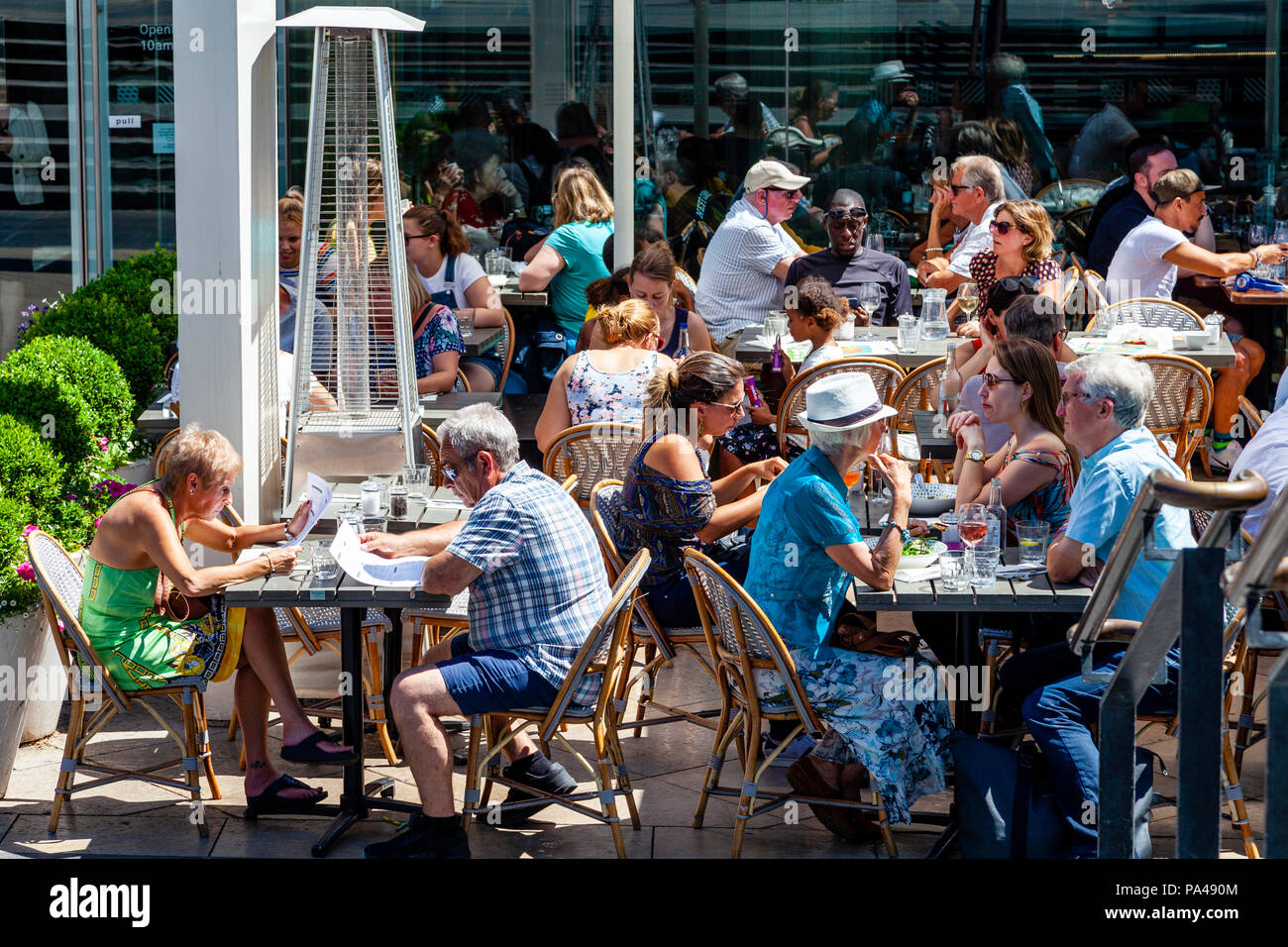 Persone mangiare il pranzo in un ristorante sulla South Bank di Londra, Inghilterra Foto Stock