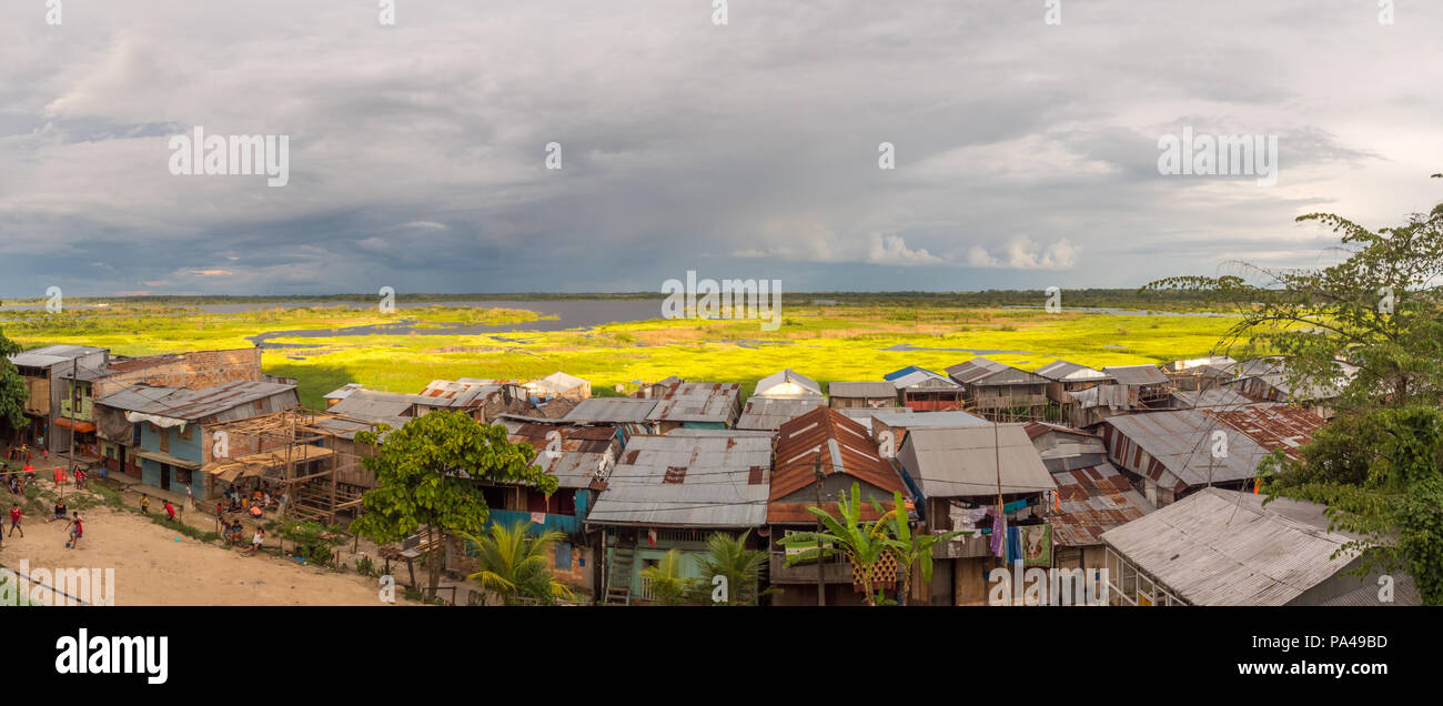 Il tramonto. Vista panoramica di un case galleggianti e il fiume Itaya nel quartiere povero di Iquitos, Loreto, Perù. Amazon Foto Stock