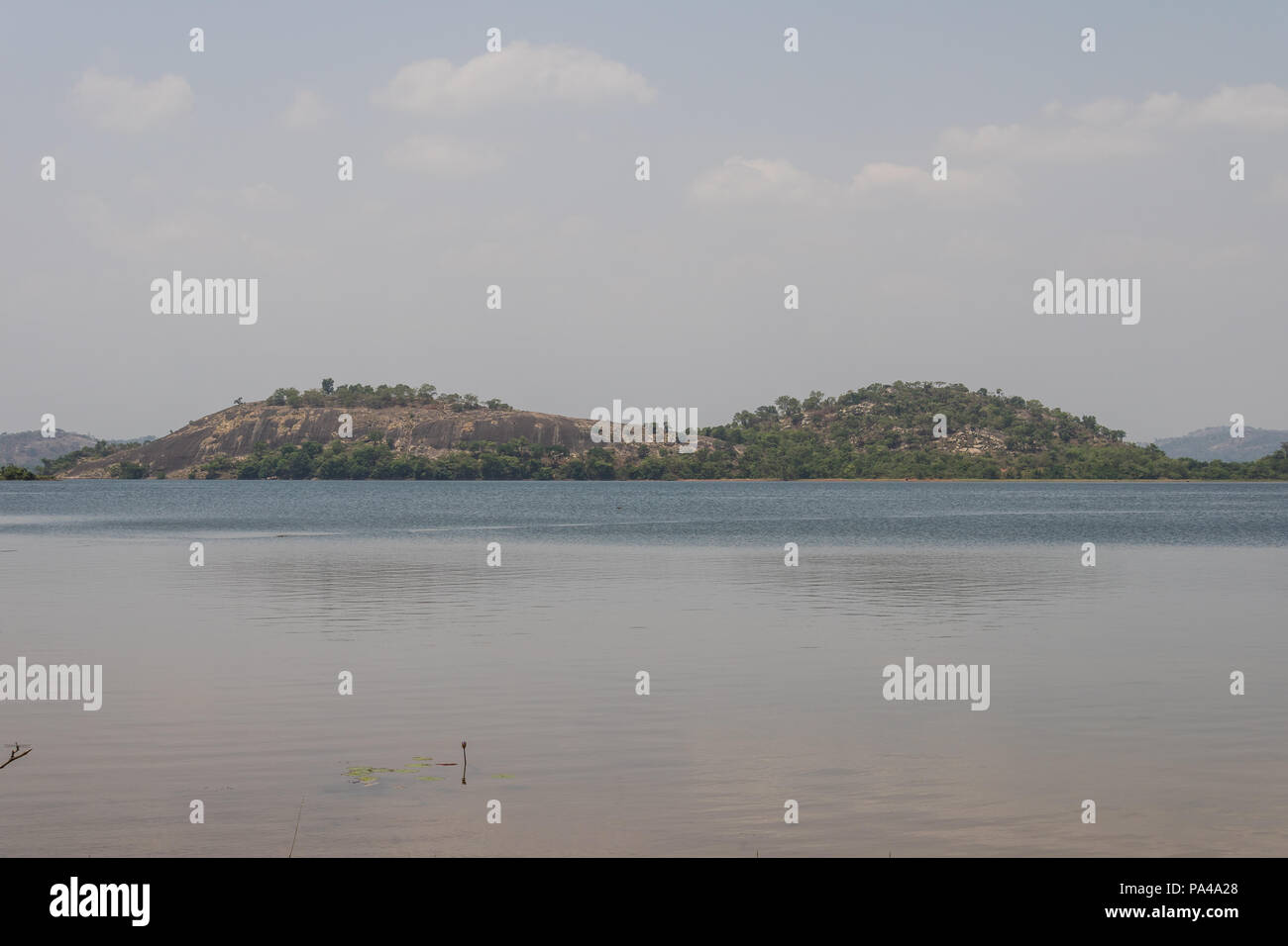 Una bella e pittoresca vista delle montagne, cielo, verde e lussureggiante foresta pluviale e grande corpo di acqua Foto Stock