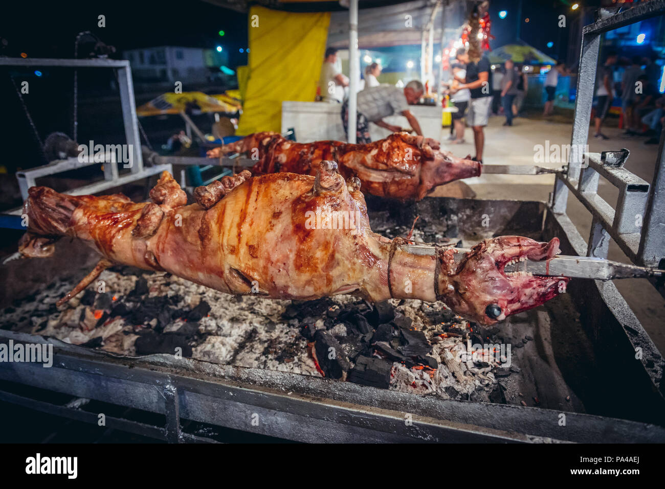 Agnello e maiale arrostito allo spiedo durante la famosa tromba annuale Festival di Guca village, Serbia, noto anche come Dragacevski Sabor, 2017 Foto Stock